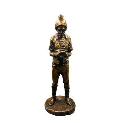 Sculptură "Țăran rulând tutun" de Spiridon Georgescu