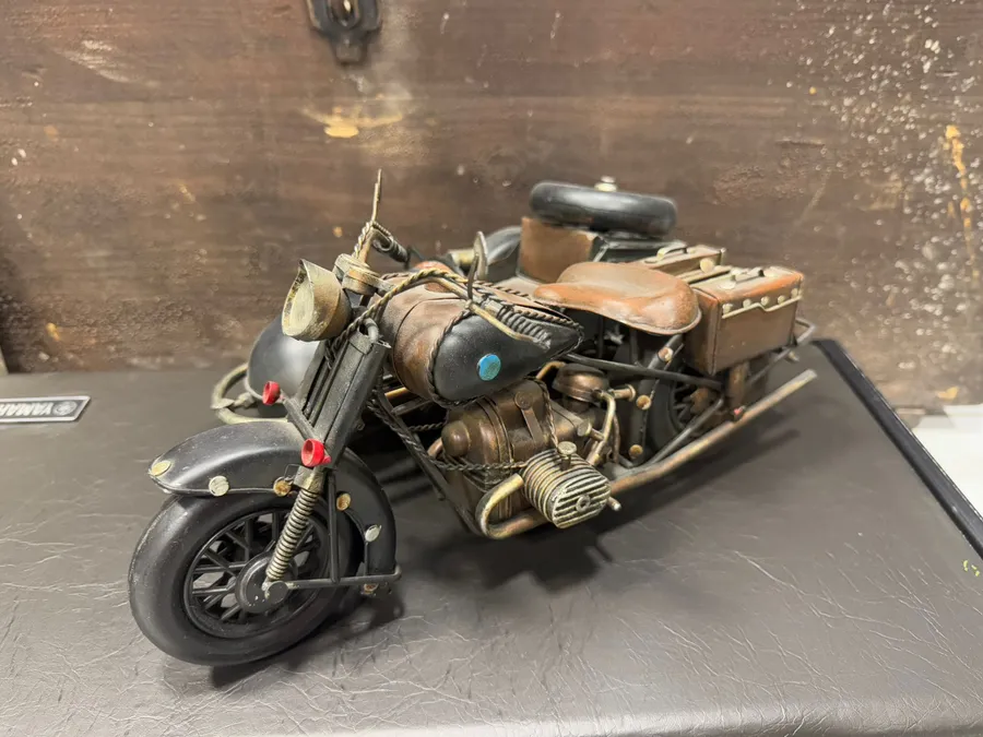 Macheta motocicleta cu atas vintage