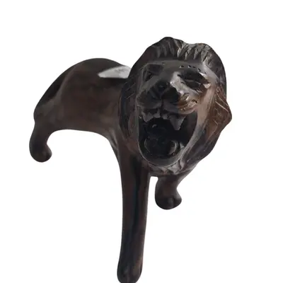 Figurina leu din lemn