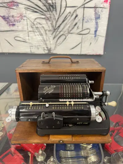 Mașină de calcul mecanică Thales – model vintage rar, complet funcțional