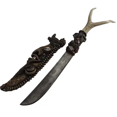 Sabie decorativă unicat cu teacă sculptată și mâner din corn de cerb – 70 cm
