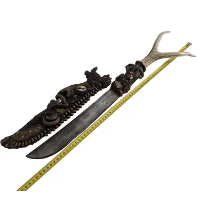 Sabie decorativă unicat cu teacă sculptată și mâner din corn de cerb – 70 cm 2