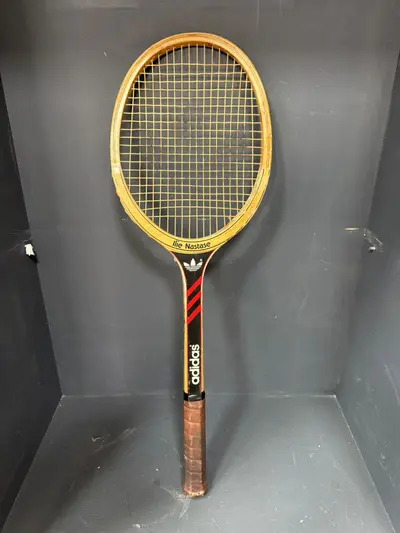 Racheta semnata Ilie Nastase