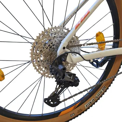 Bicicleta MTB KTM Peak Air cu 12 viteze și cadru din aluminiu 3
