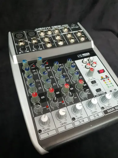Mixer Behringer Xenyx Q802USB