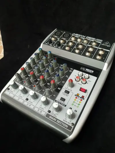 Mixer Behringer Xenyx Q802USB 2