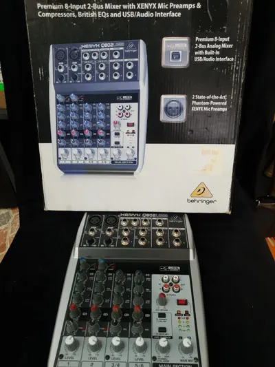 Mixer Behringer Xenyx Q802USB 4