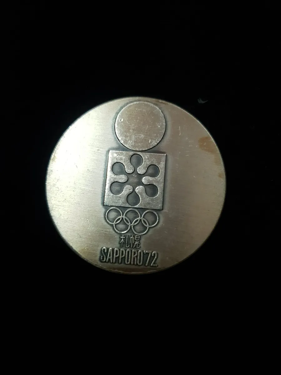 Medalia din imagine reprezintă Jocurile Olimpice de Iarnă de la Sapporo din 1972.