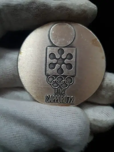Medalia din imagine reprezintă Jocurile Olimpice de Iarnă de la Sapporo din 1972. 2