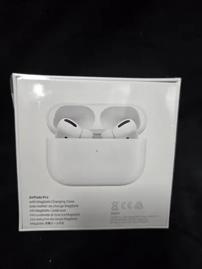 Apple AirPods Pro cu MagSafe Charging Case 2