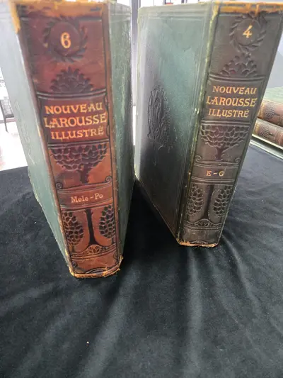 Set complet de volume „Nouveau Larousse Illustré” 2