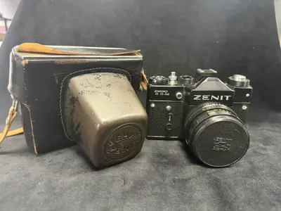 Aparat foto Zenit TTL vintage, perfect funcțional, cu husă și obiectiv.
