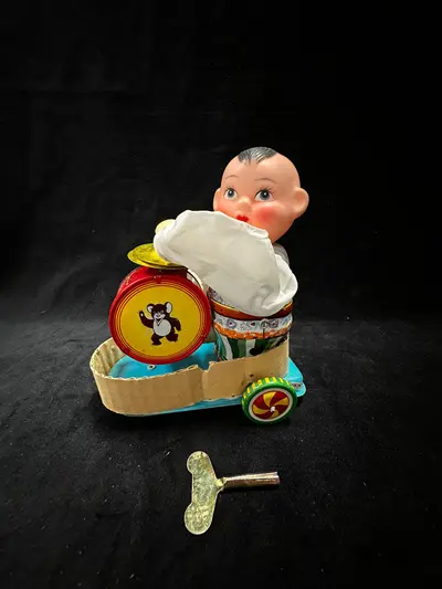 Jucarie  vintage intitulate "Child Beating Drum" (Copil bătând la tobă) 3