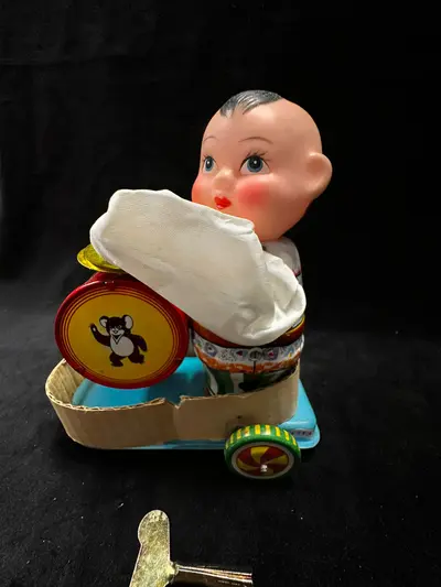Jucarie  vintage intitulate "Child Beating Drum" (Copil bătând la tobă) 4