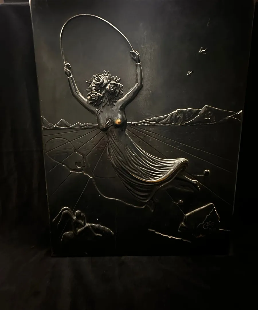 Relief din bronz intitulat „Alice în Țara Minunilor” – Salvador Dalí, 1977