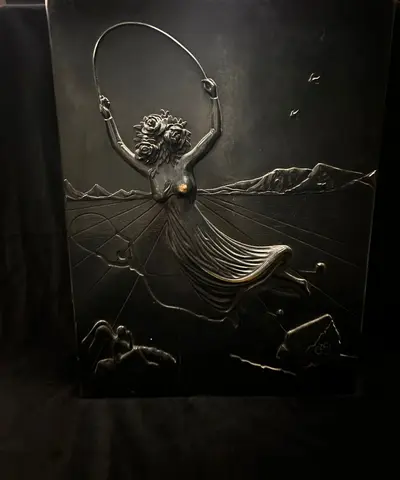 Relief din bronz intitulat „Alice în Țara Minunilor” – Salvador Dalí, 1977