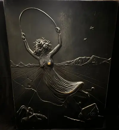Relief din bronz intitulat „Alice în Țara Minunilor” – Salvador Dalí, 1977 2