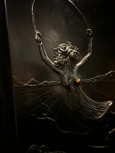 Relief din bronz intitulat „Alice în Țara Minunilor” – Salvador Dalí, 1977 3