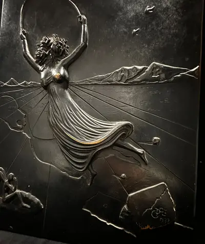 Relief din bronz intitulat „Alice în Țara Minunilor” – Salvador Dalí, 1977 4