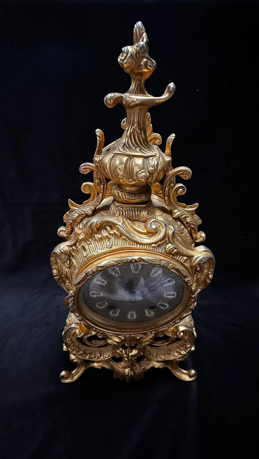 Ceas de șemineu (mantel clock) realizat în stil Rococo