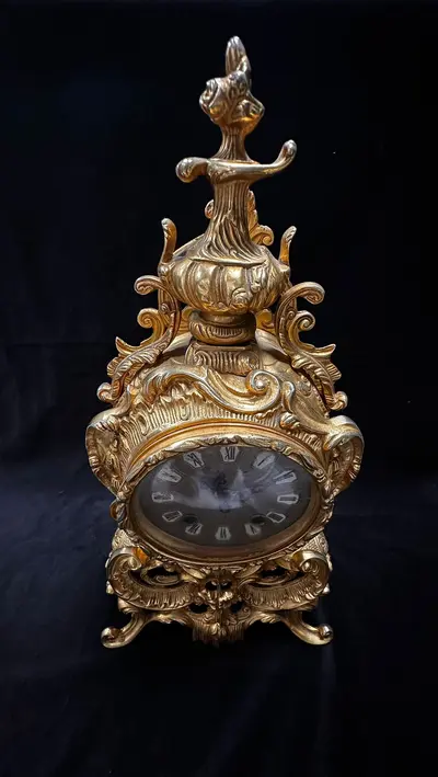Ceas de șemineu (mantel clock) realizat în stil Rococo