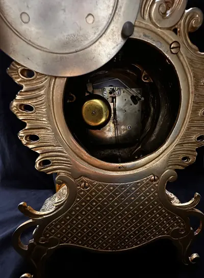 Ceas de șemineu (mantel clock) realizat în stil Rococo 6
