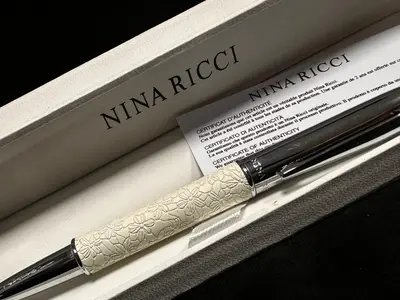 Stilou Nina Ricci din colecția Neve 4