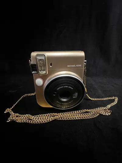 Set camera Michael Kors x Fujifilm Instax Mini 70 și geanta Michael Michael Kors Scout