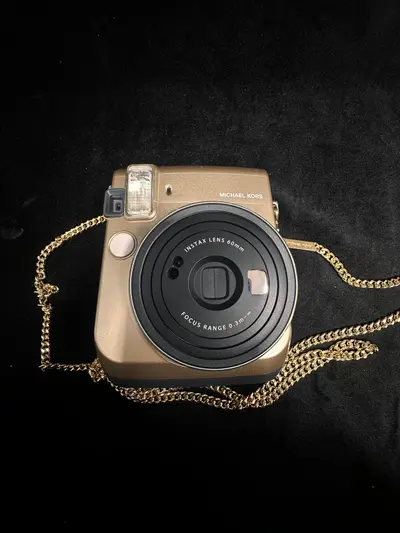Set camera Michael Kors x Fujifilm Instax Mini 70 și geanta Michael Michael Kors Scout 7
