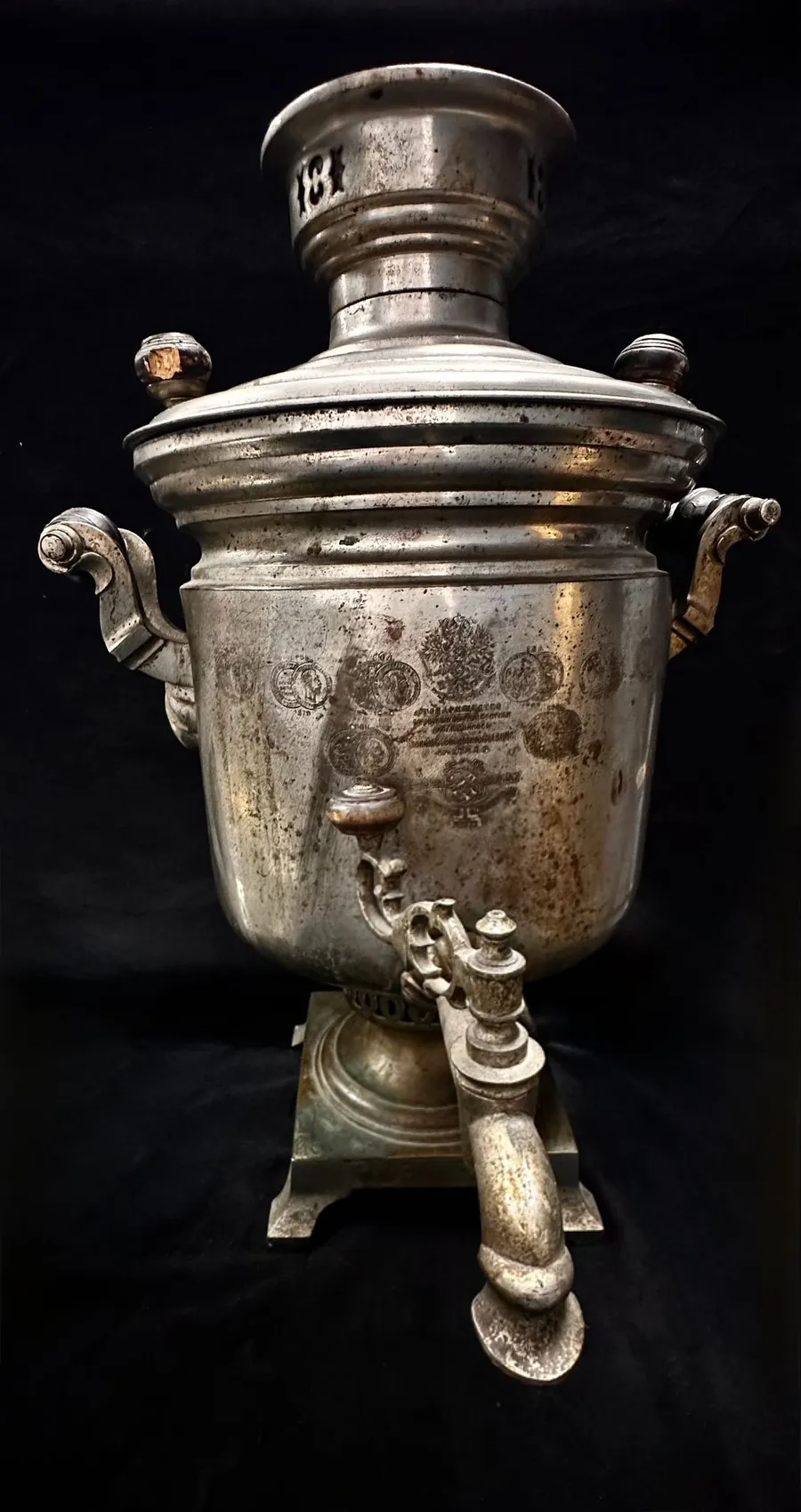 Samovar pentru prepararea ceaiului din secolul al XIX-lea
