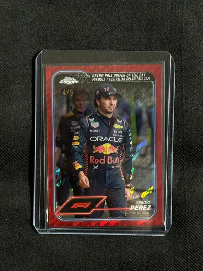 Cartonaș de colecție cu Sergio "Checo" din colecția Topps Chrome Formula 1 (2024)